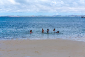 Kinder baden im Meer, Ramena Bucht, Diego Suarez, Antsiranana, Madagaskar, Afrika Kinder baden im Meer, Ramena Bucht, Diego Suarez, Antsiranana, Madagaskar, Afrika